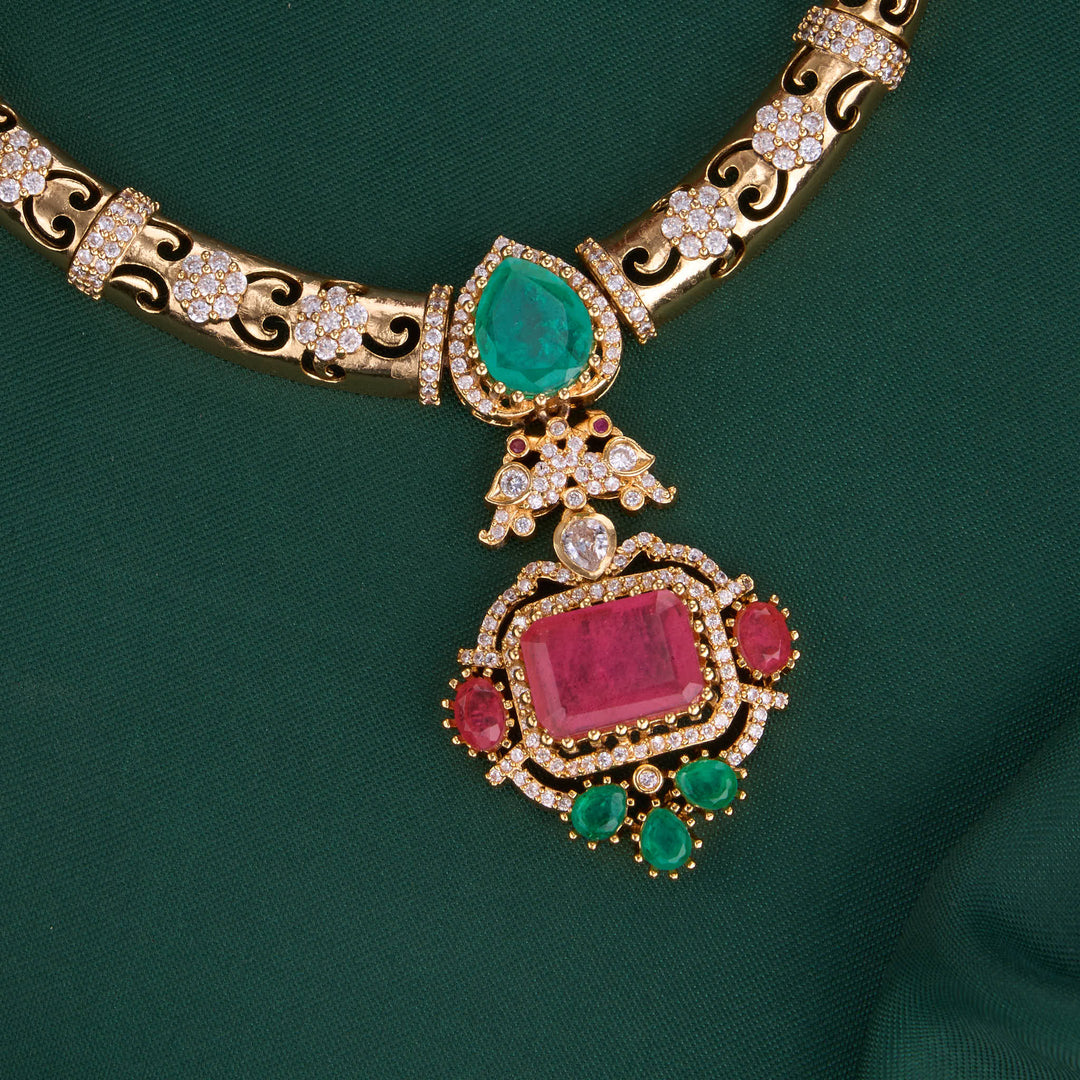 Chic & Trendy Short Necklace Set