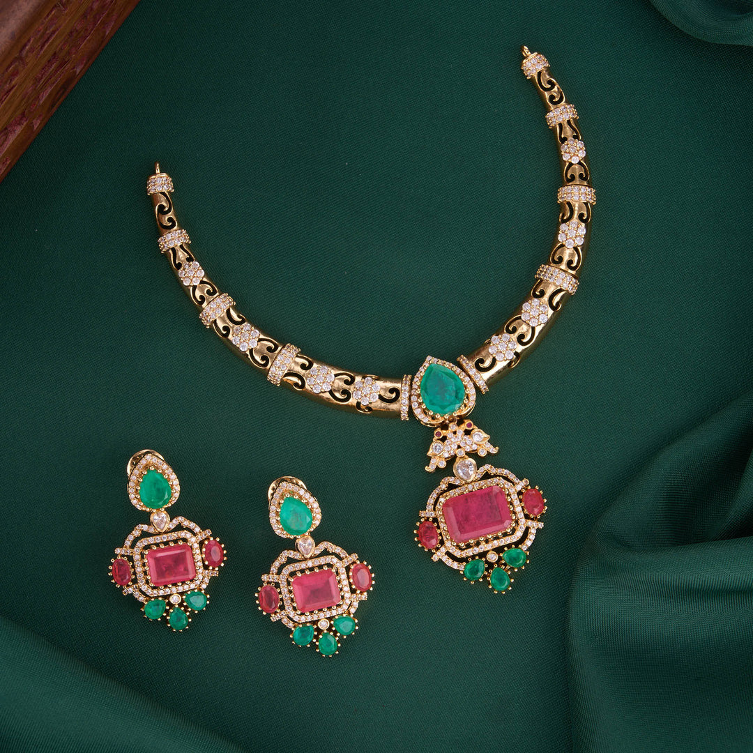 Chic & Trendy Short Necklace Set
