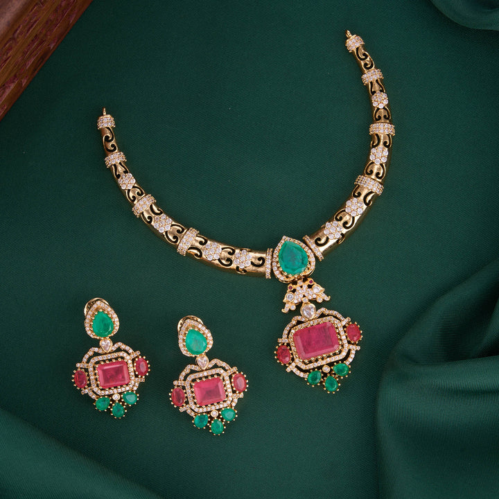Chic & Trendy Short Necklace Set