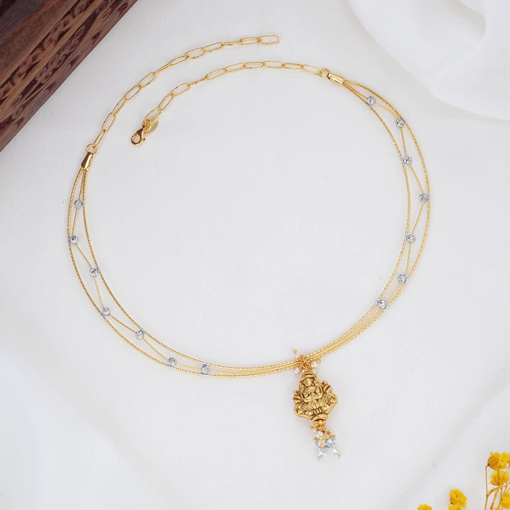 Shriyan Hasli with Pendant