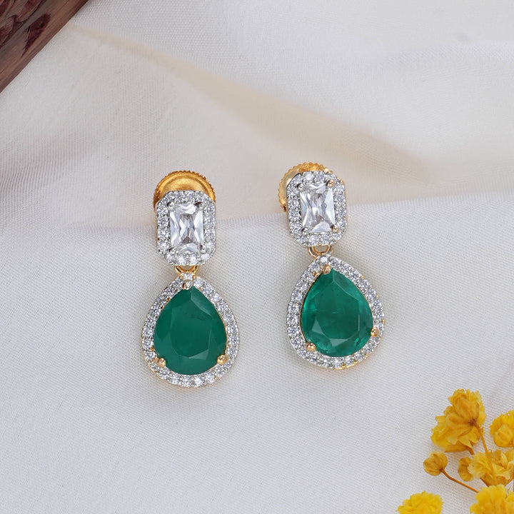 Renisha Hasli with Pendant Set