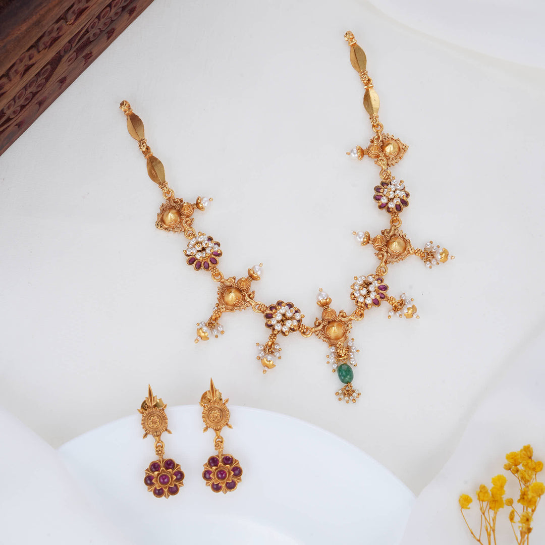 Chic & Fabulous Short Necklace Set