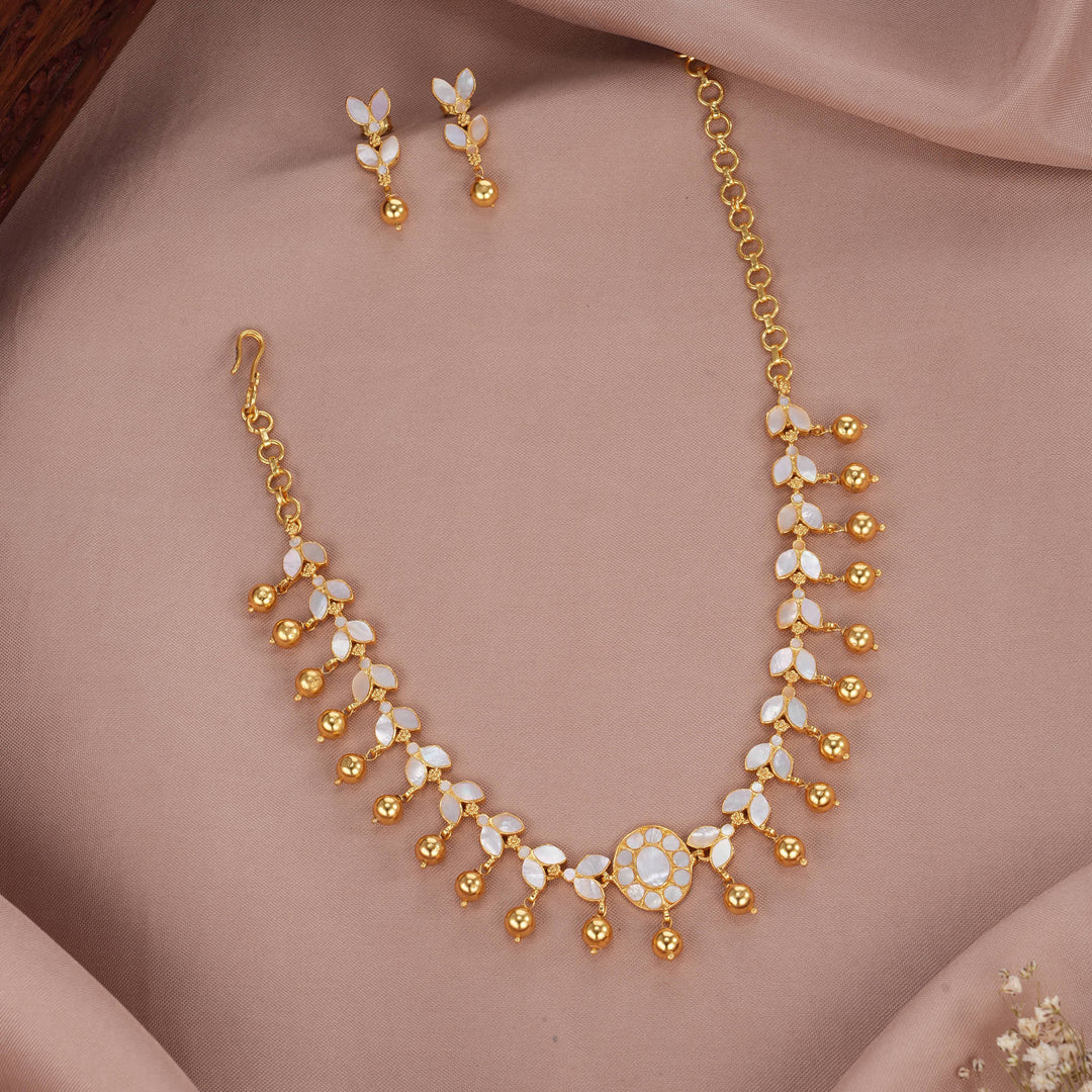 Wania Kundan Short Necklace Set