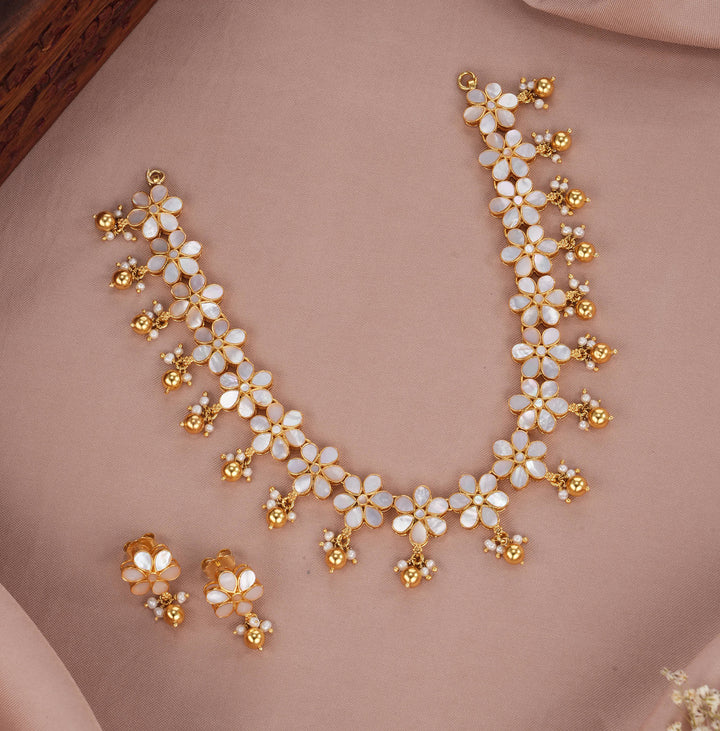 Navyra Kundan Short Necklace Set