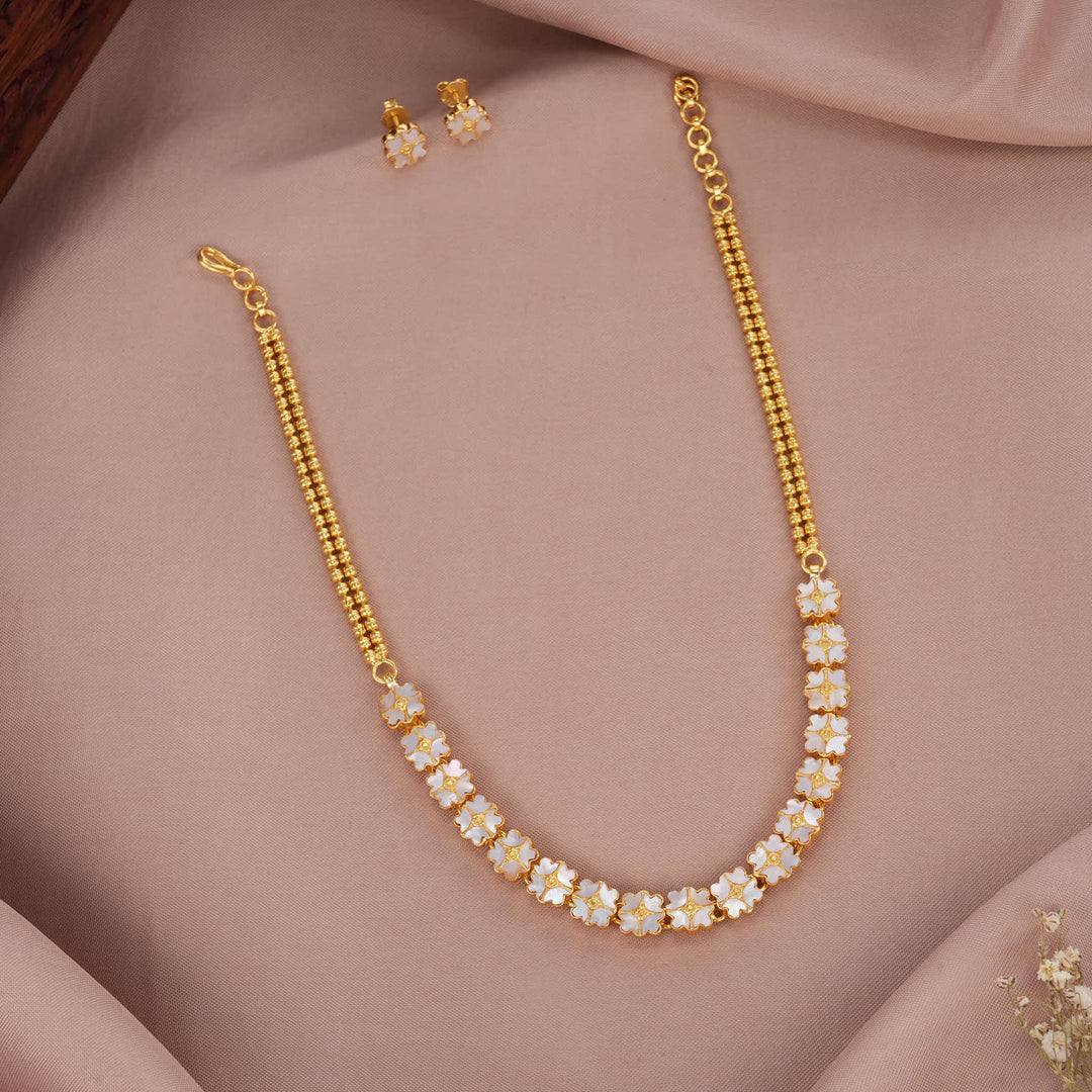 Wrena Kundan Short Necklace Set
