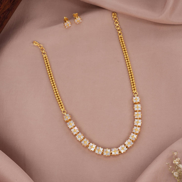 Wrena Kundan Short Necklace Set