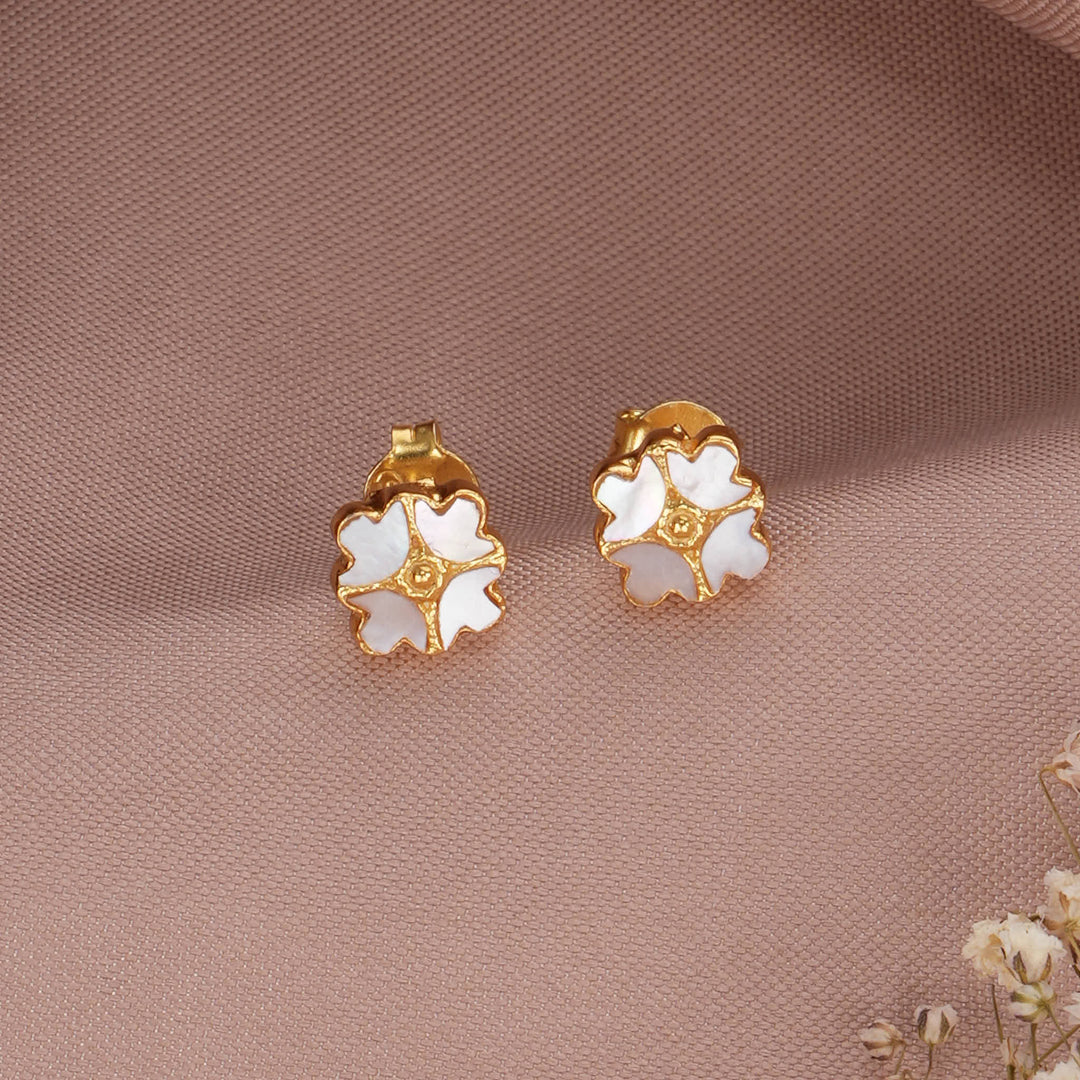 Wrena Kundan Short Necklace Set