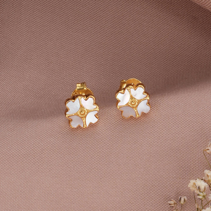 Wrena Kundan Short Necklace Set