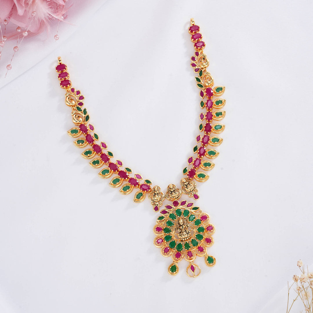 Mesmerizing Pachi Short Necklace