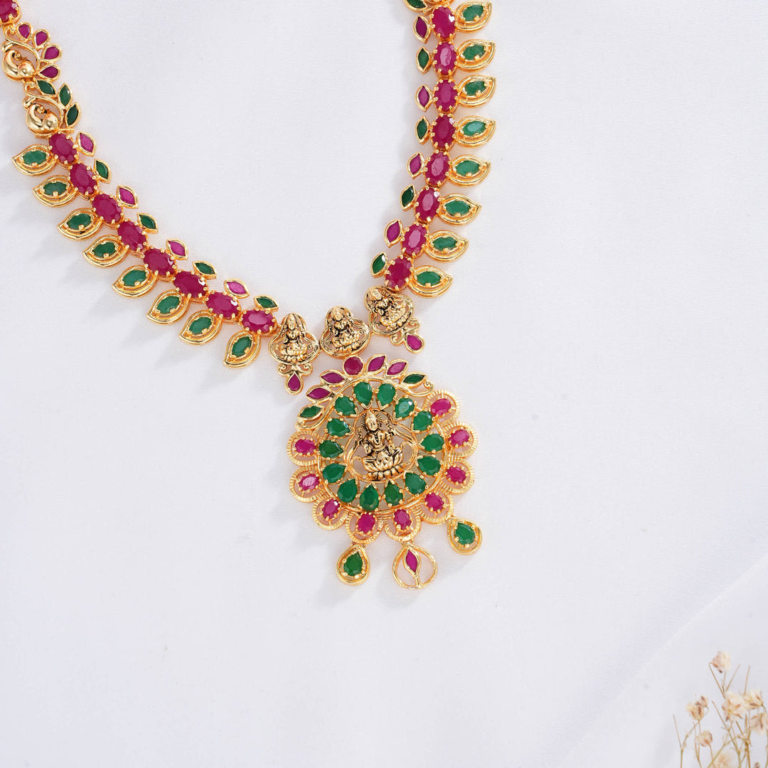 Mesmerizing Pachi Short Necklace