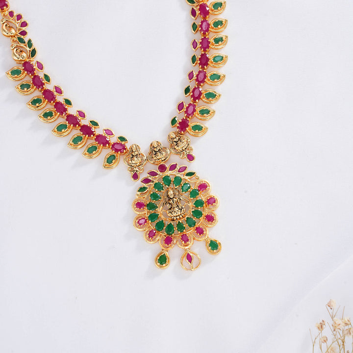 Mesmerizing Pachi Short Necklace