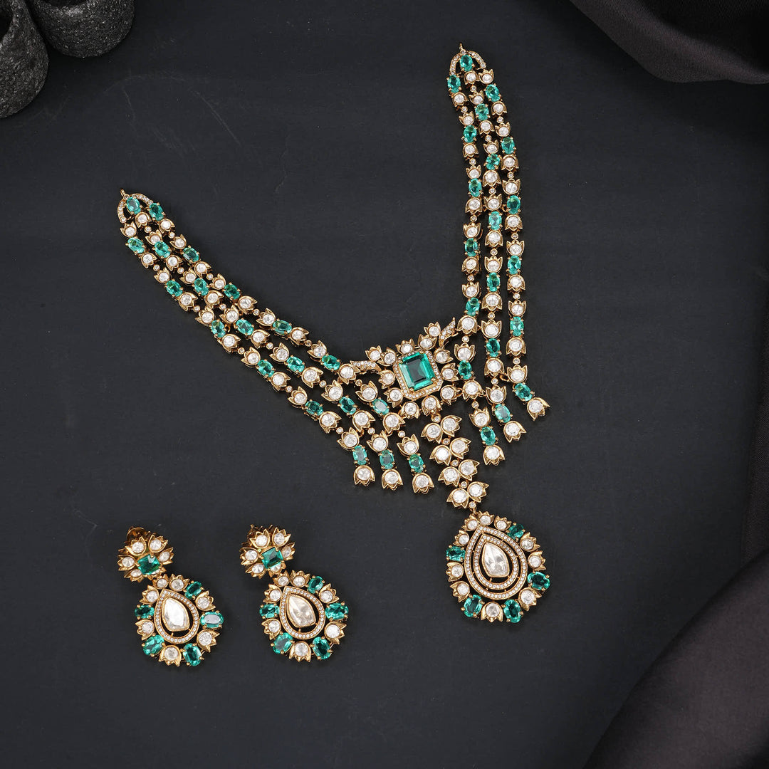 Catchy Victorian Short Necklace Set