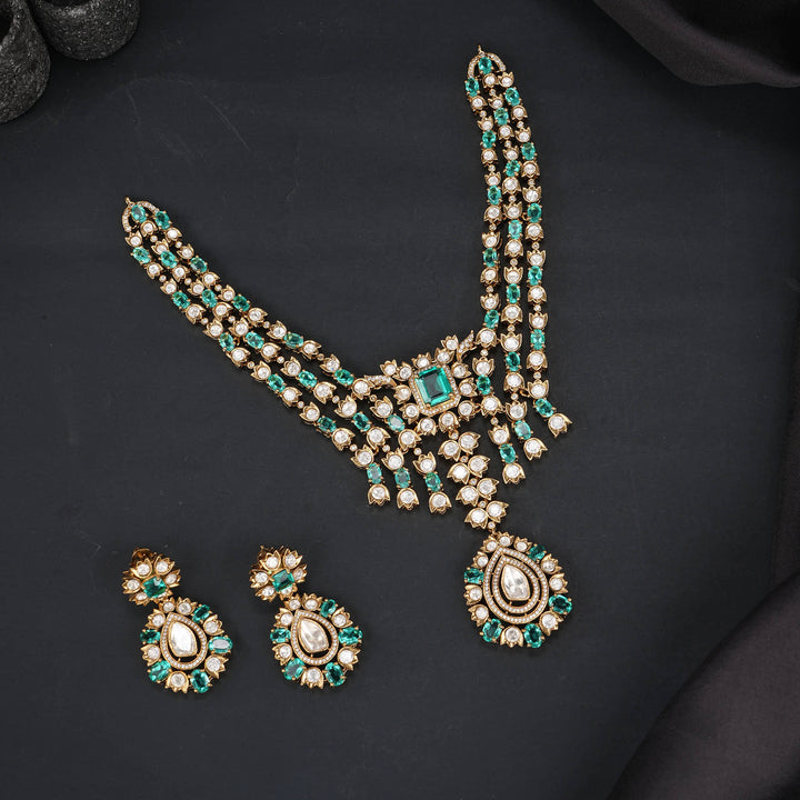 Catchy Victorian Short Necklace Set
