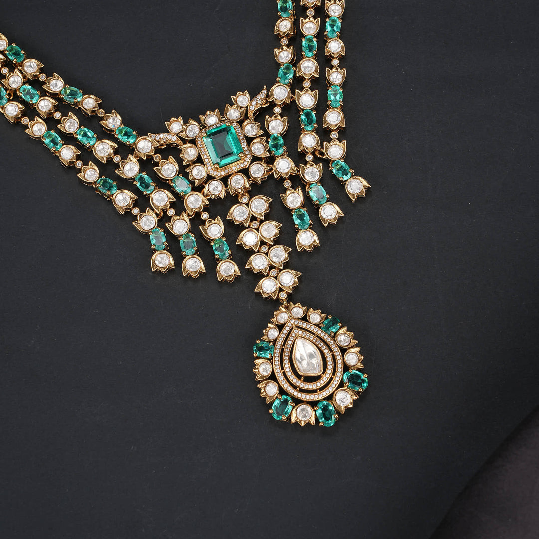 Catchy Victorian Short Necklace Set