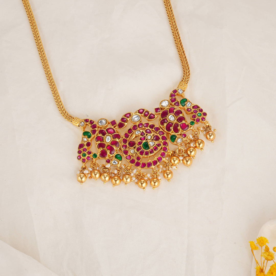 Kenisha Kundan Short Necklace
