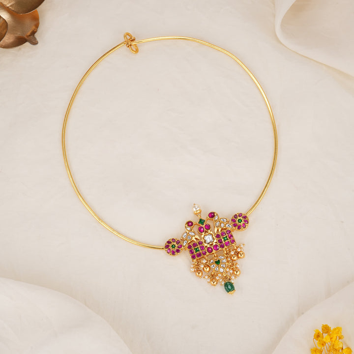 Mesmerizing Kundan Short Necklace