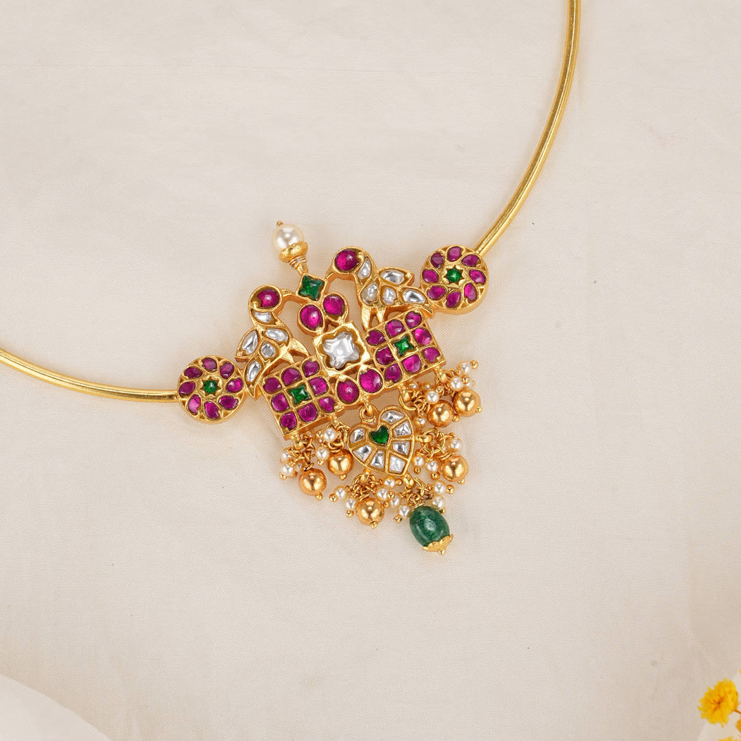 Mesmerizing Kundan Short Necklace