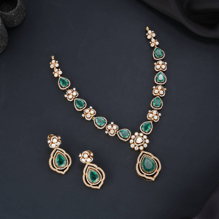 Trendy Glow Victorian Short Necklace Set