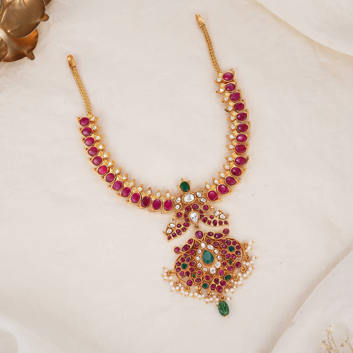 Catchy Kundan Short Necklace