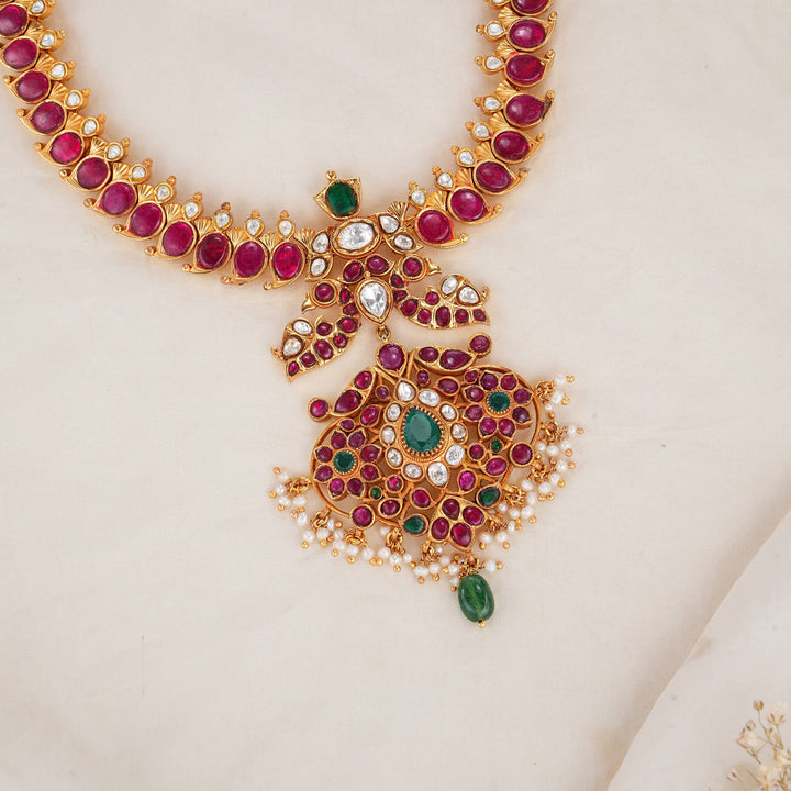 Catchy Kundan Short Necklace