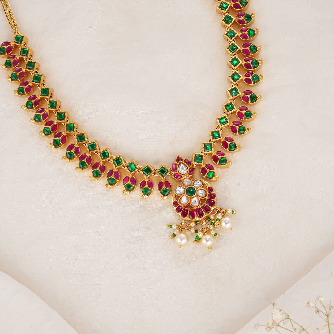 Avanthikaa Reversible Kundan Short Necklace
