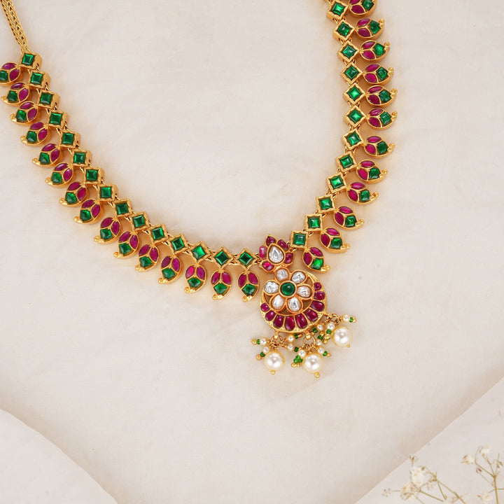Avanthikaa Reversible Kundan Short Necklace