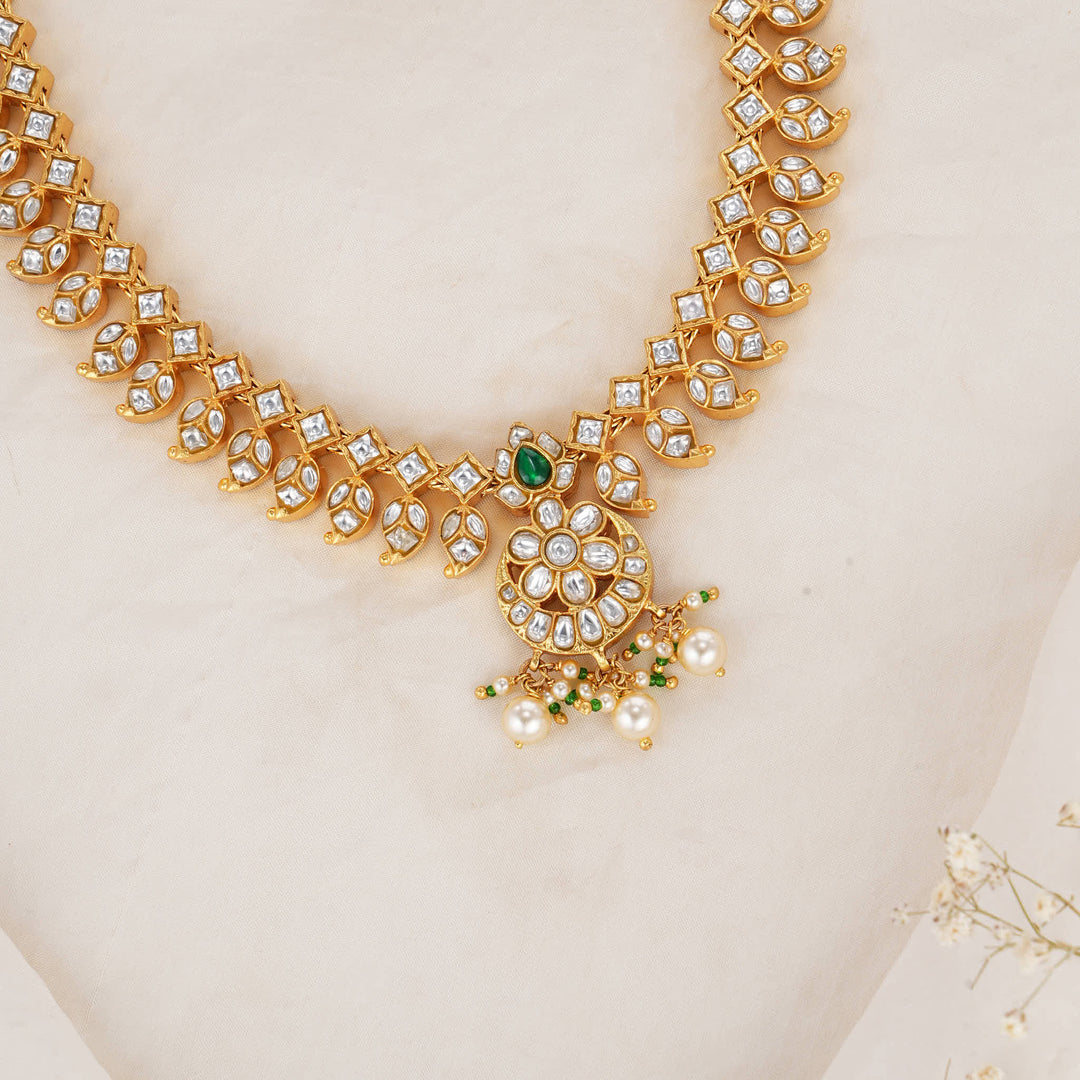 Avanthikaa Reversible Kundan Short Necklace