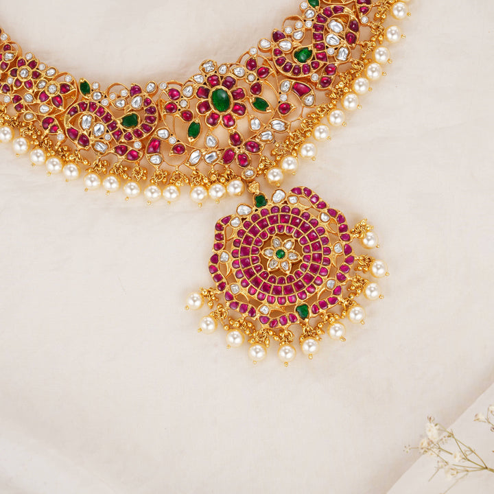 Lavishing Kundan Short Necklace