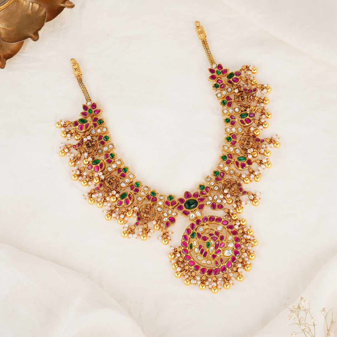 Sparkling Kundan Short Necklace
