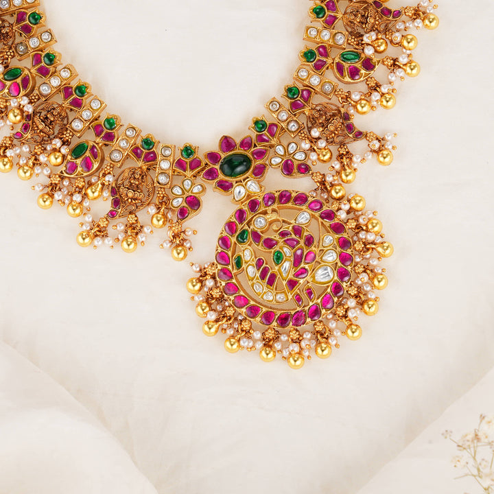 Sparkling Kundan Short Necklace