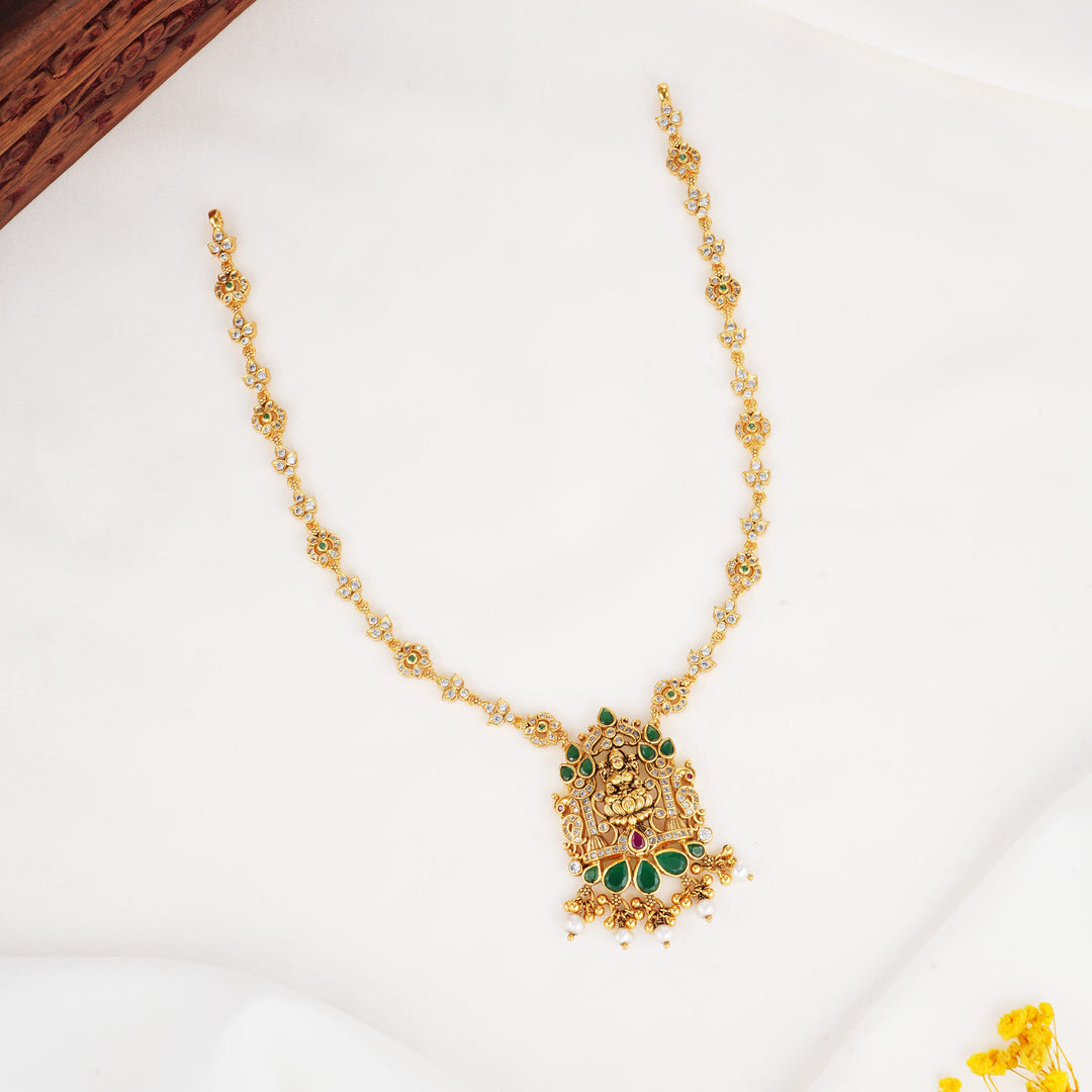 Finely Crafted Stone Short Necklace