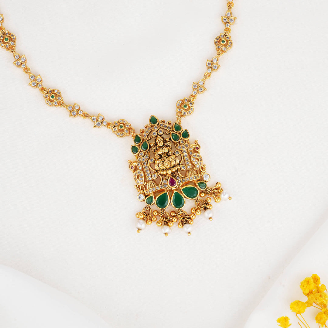 Finely Crafted Stone Short Necklace