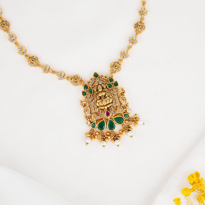 Finely Crafted Stone Short Necklace