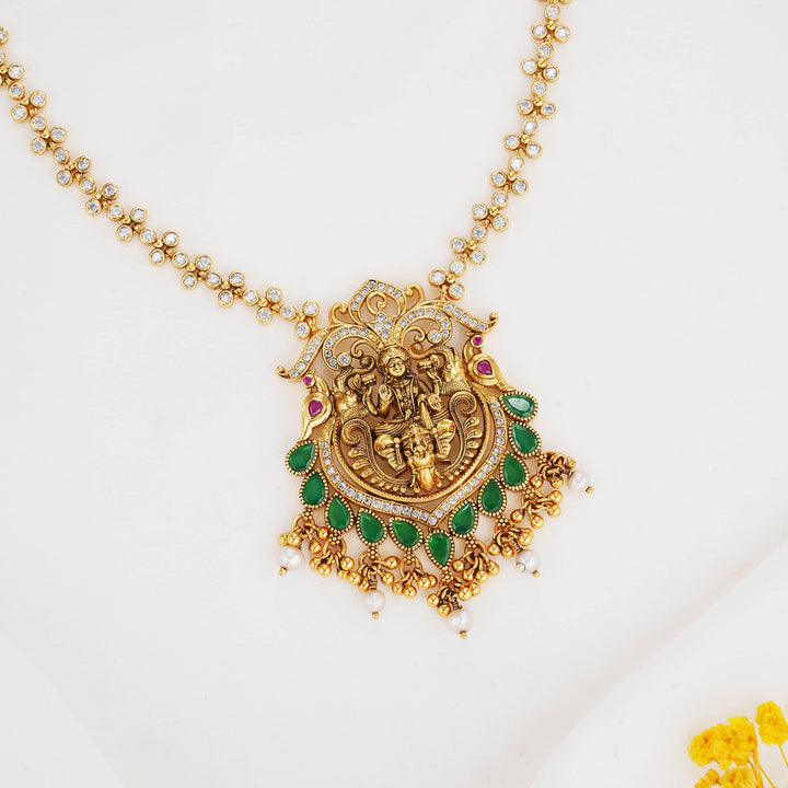 Graceful and Warm Stone Short Necklace