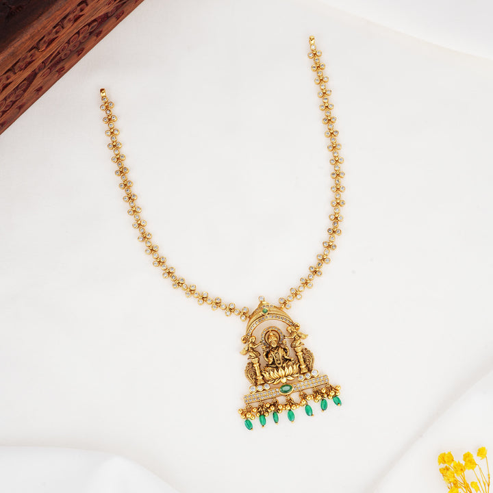 Impactfully Crafted Stone Short Necklace