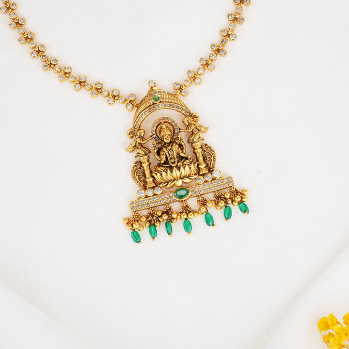 Impactfully Crafted Stone Short Necklace