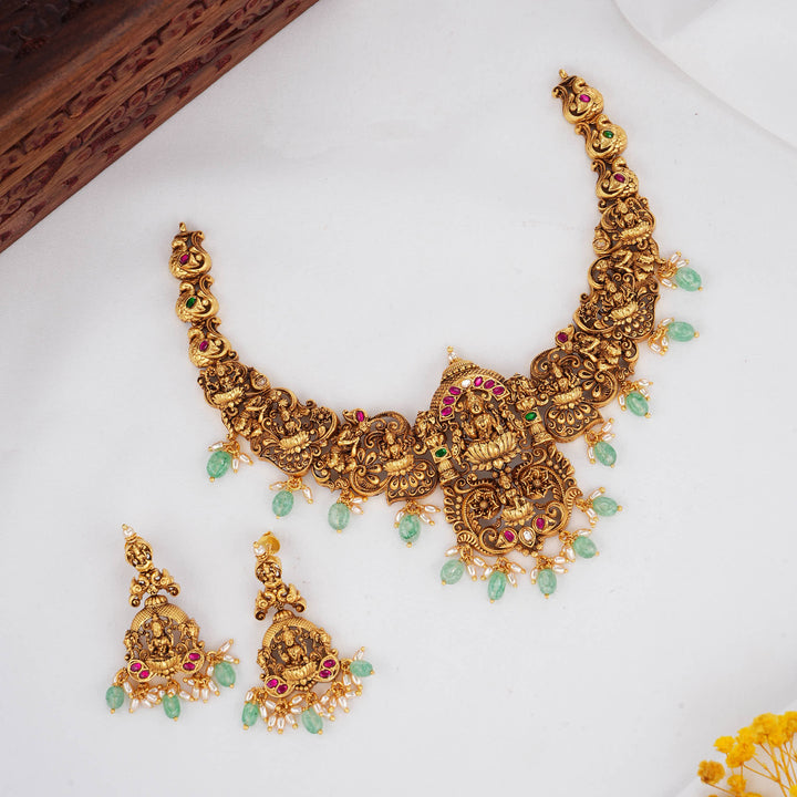 Finely Crafted 3D Spl Short Necklace Set