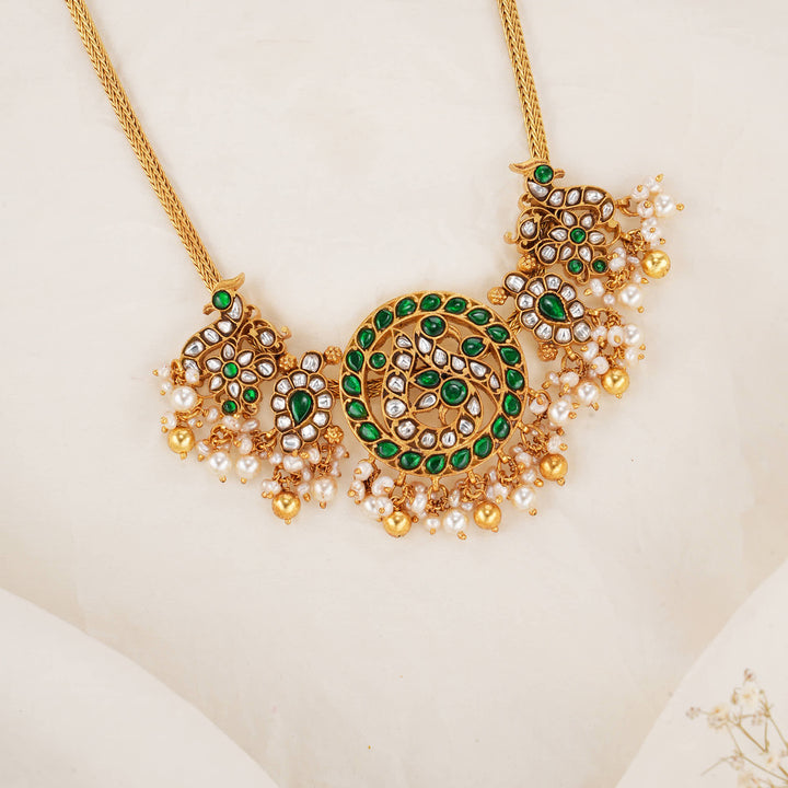 Vinthishaa Kundan Short Necklace