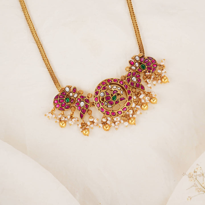 Chic and Catchy Kundan Short Necklace