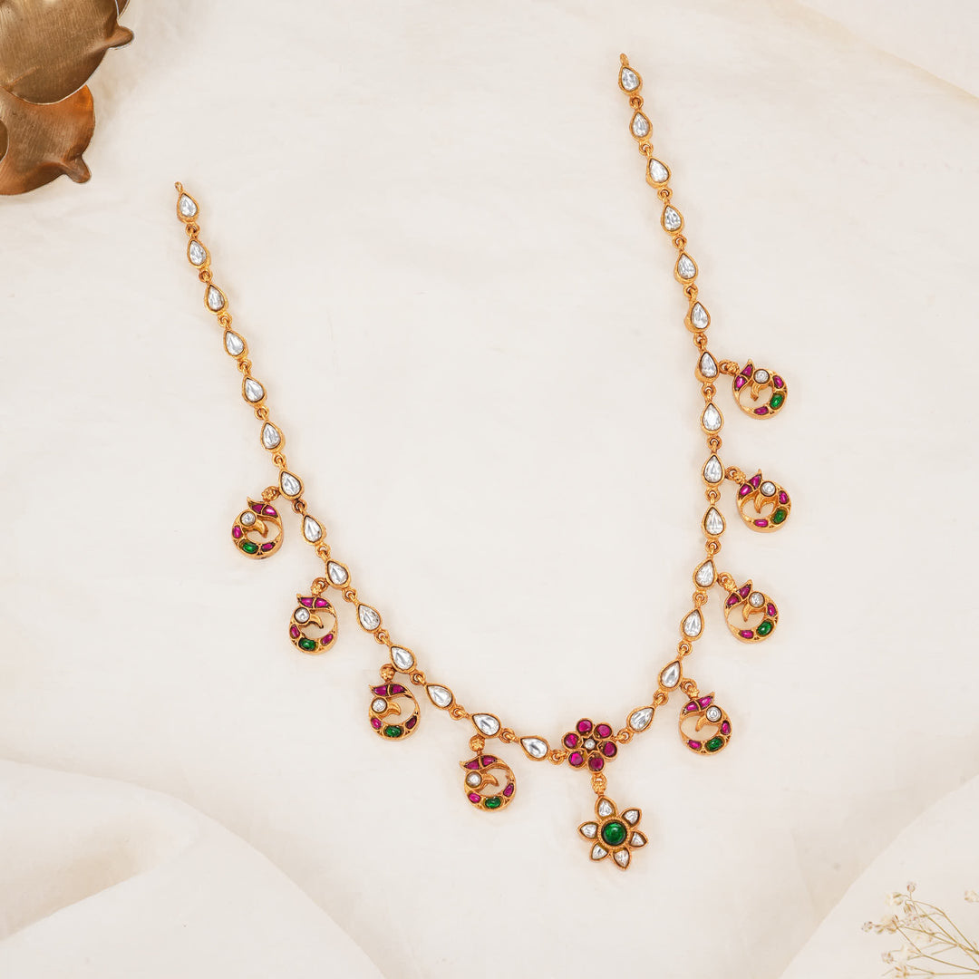 Catchy Kundan Short Necklace