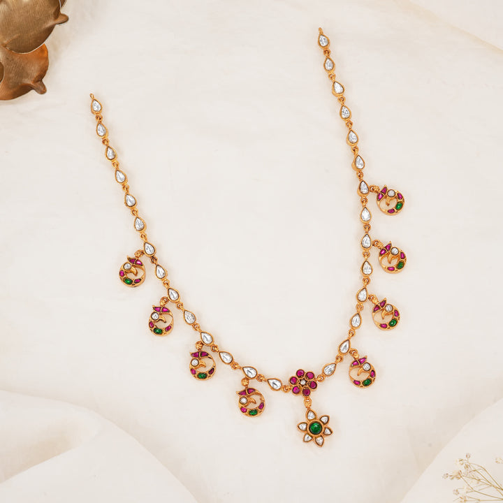 Catchy Kundan Short Necklace