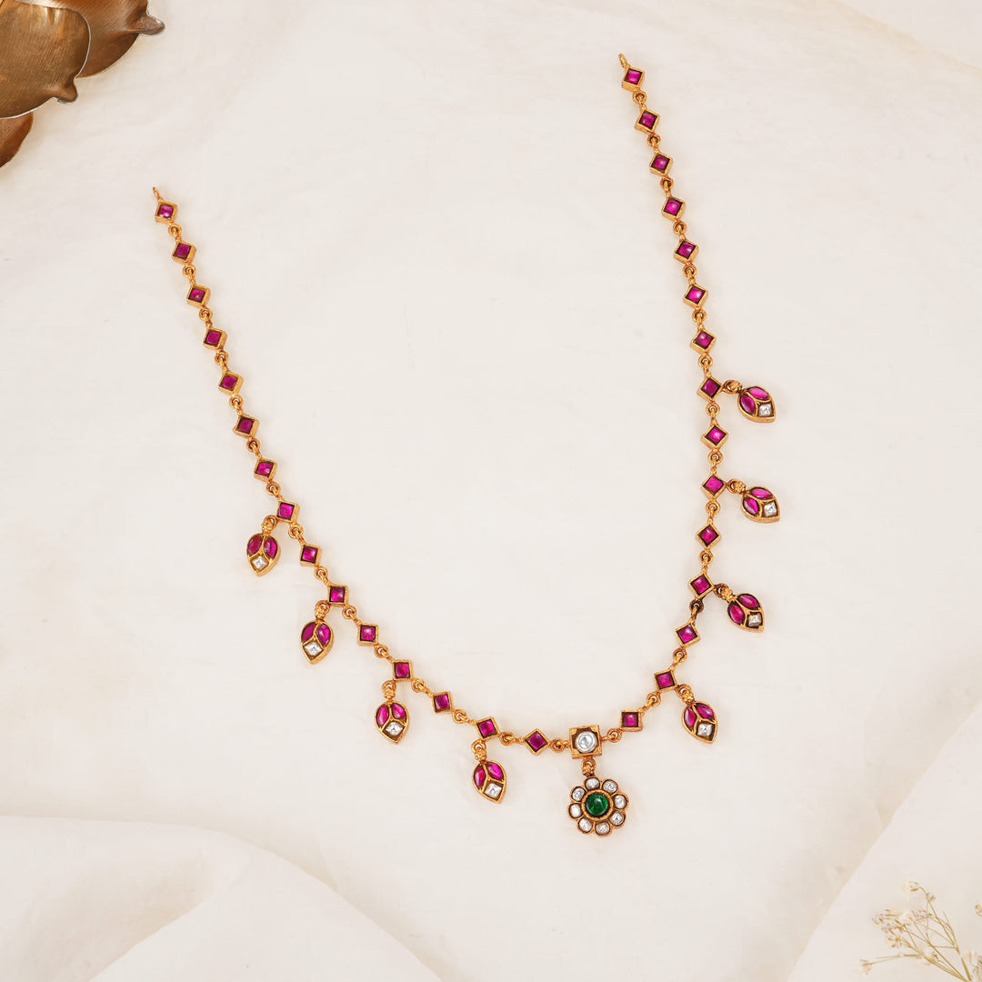 Vinthirikaa Kundan Short Necklace