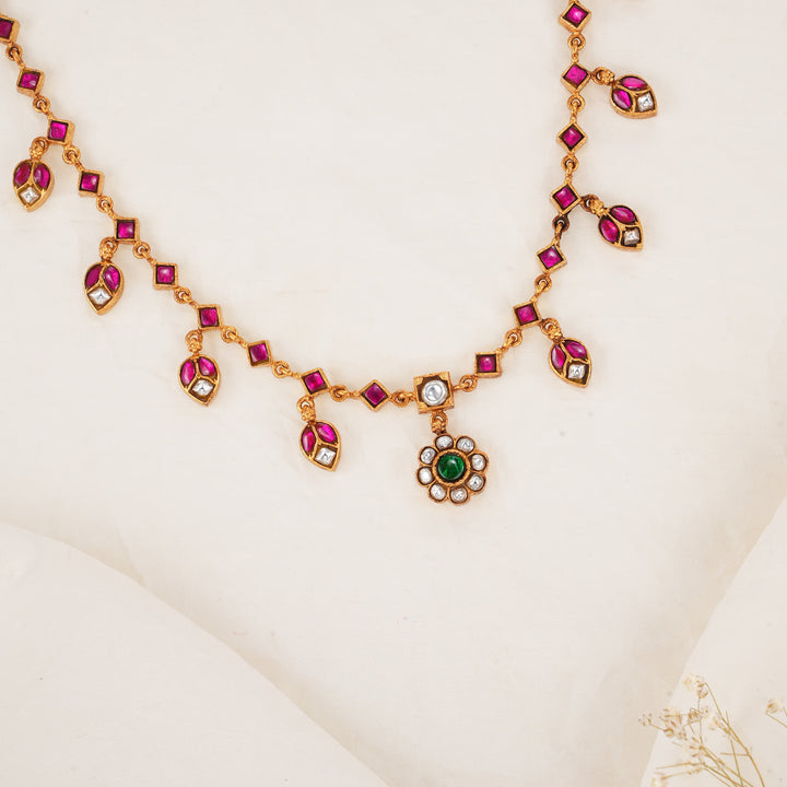 Vinthirikaa Kundan Short Necklace