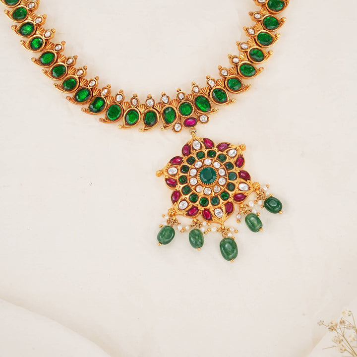 Vinithaa Kundan Short Necklace