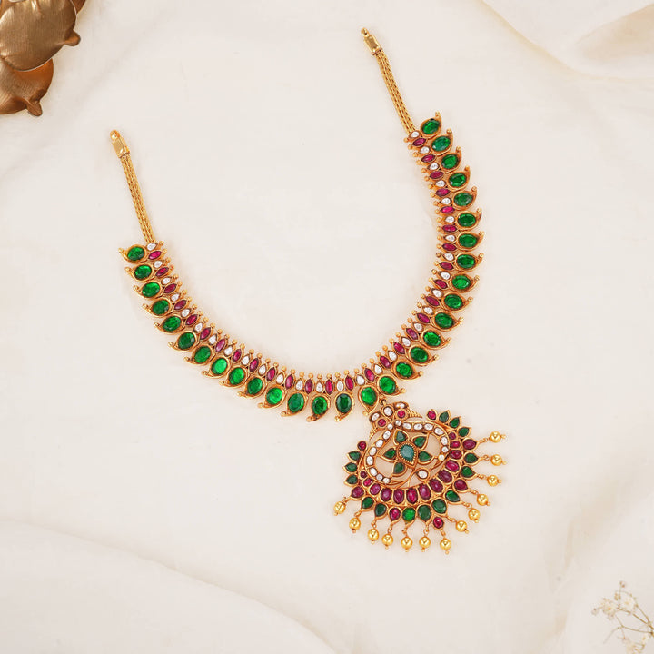 Vinithaa Kundan Short Necklace