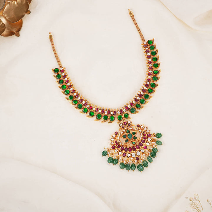 Graceful Kundan Short Necklace