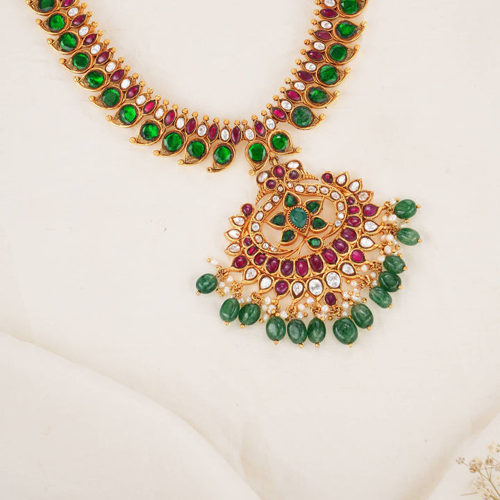 Graceful Kundan Short Necklace