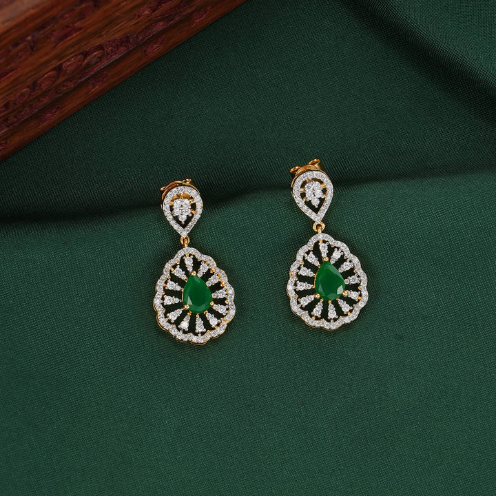 Gracefully Glowing Diamond Design Necklace Set