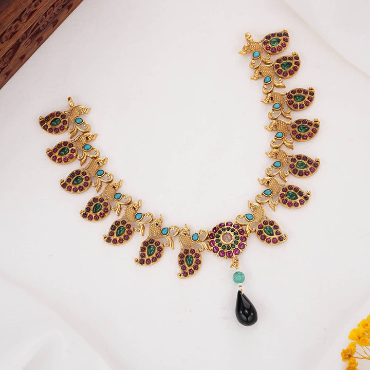 Luxurious Finish Short Necklace