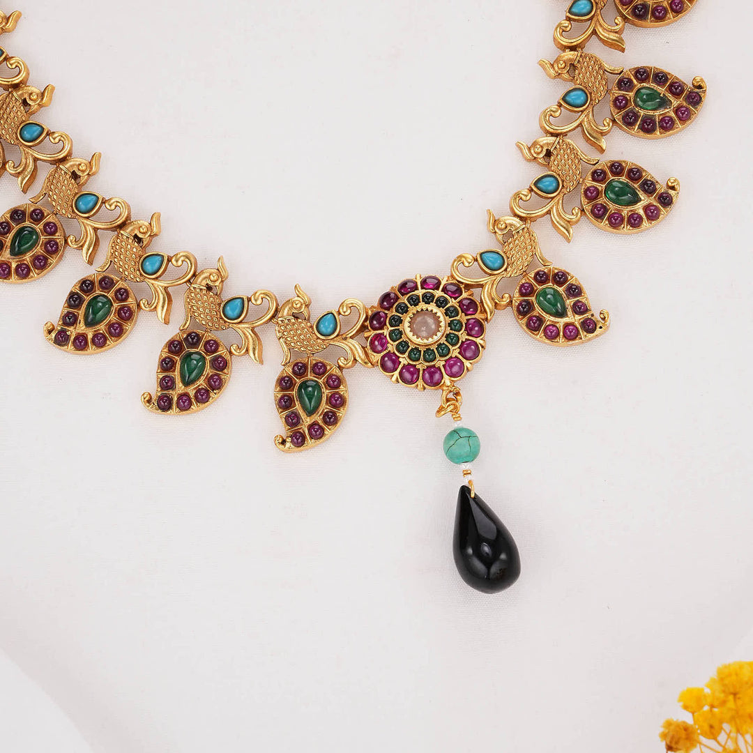 Luxurious Finish Short Necklace
